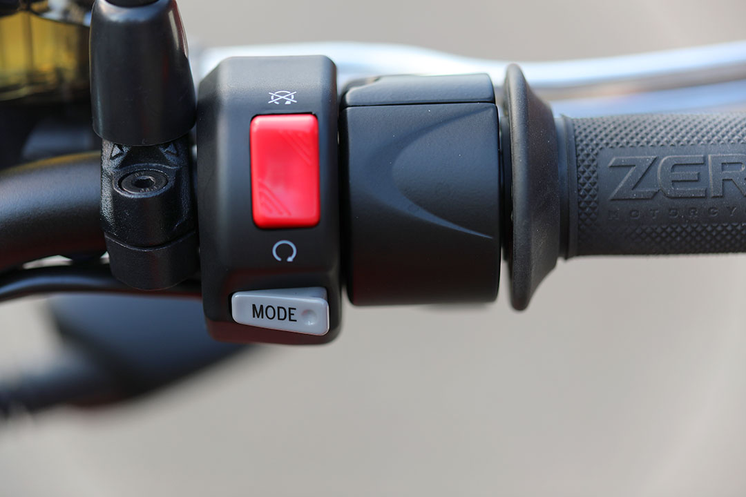Du väljer enkelt körläge med Mode-knappen. Du kan byta körläge medan du kör, bara du släpper gasen. Foto: Petter Hammarbäck
