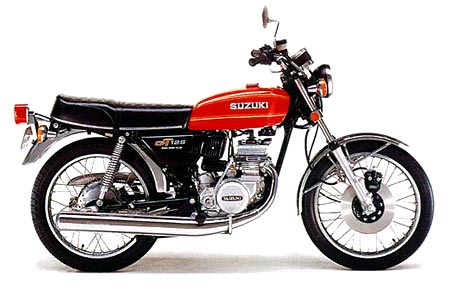 Suzuki GT125 1976 i min ägo mellan 1979-1980. Första lagliga motorcykeln med nytaget körkort. Körde av vägen och bröt benet på tredje dagen. Men benet läkte och hojen gick att laga. Körde slut på tvåtaktsolja och motorn skar i 100 km/h Åkte omkull på asfalt, men steg upp utan en skråma. Hojen tog en del stryk, men gipset var troligen det som räddade mig, för det hängde bara i slamsor och småbitar om det halvläkta benet.