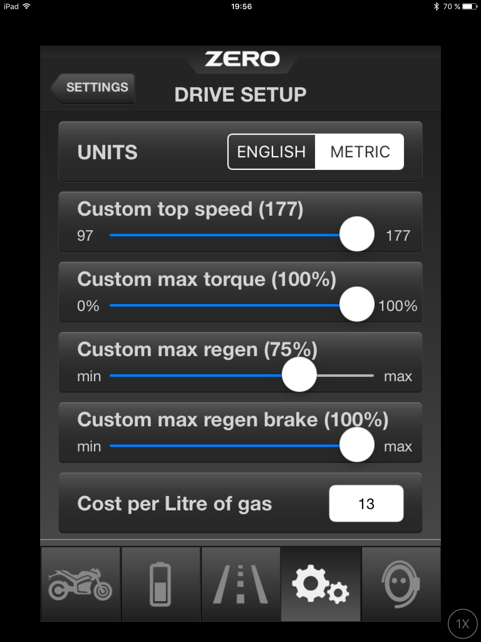 I Zeros app kan du själv välja att ställa in en mängd olika parametrar för körläget Custom, som till exempel hur mycket återladdning som ska ske i gasen och i bromshandtaget. Skärmbild från app i iPad.