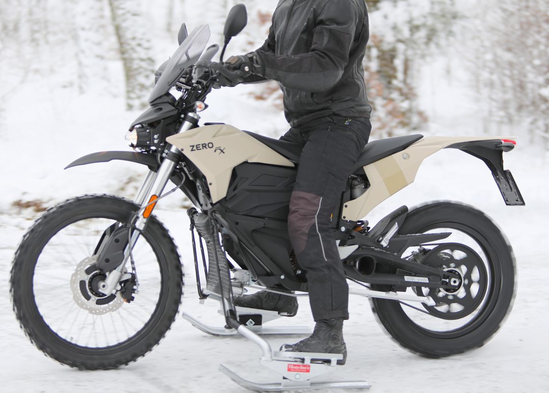 Zero FX ZF7.2 2019 utrustad med dubbdäck, skidor, Dual Sport-ruta och handtagsskydd samt en gummimatta framför motorbågarna som ska ge extra skydd mot salt, snö och isande kall fartvind.