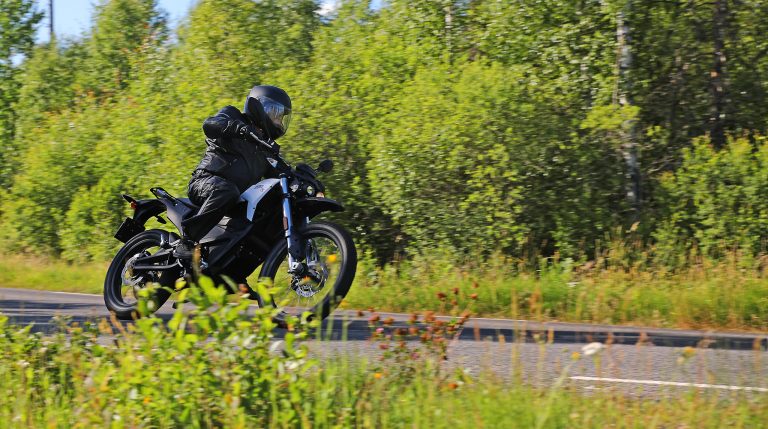 Zero FX gör sig riktigt bra som pendlarhoj och nöjesmaskin på kurviga vägar. Foto: Tor Hammarbäck