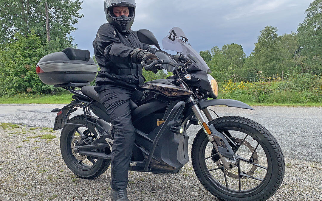 Magnus Isaksson på sin Zero DSR Black Forest Edition av årsmodell 2019 och med över 5 600 mil på mätaren.