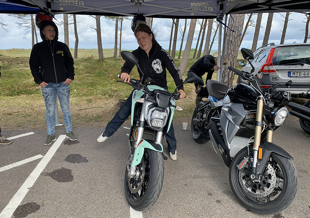 Det finns just nu fyra eldrivna motorcyklar från Zero och Energica tillgängliga för provkörning och dessa kommer att fraktas runt och ställas upp i samband med olika typer av event som SMC är med på runt om i Sverige.