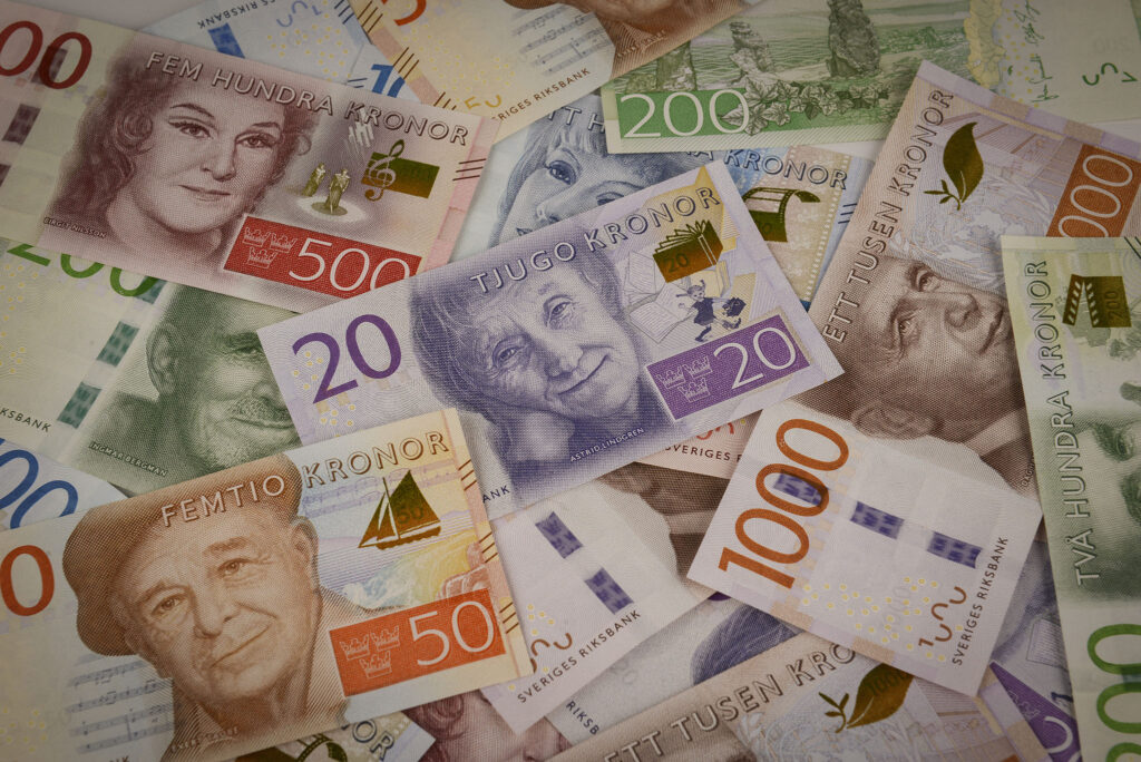 Pengar i handen på några få dagar. Foto: Riksbanken