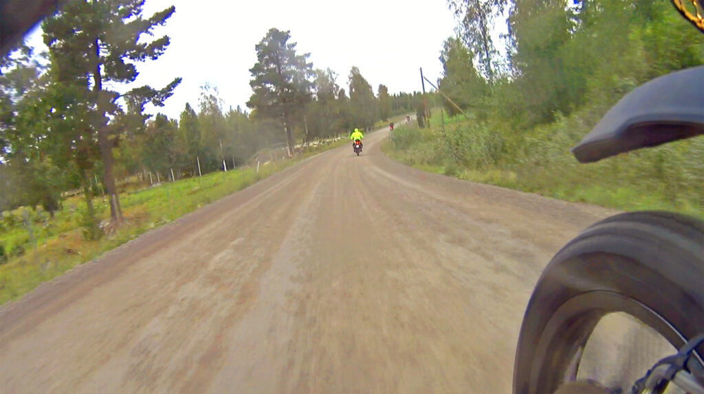 Dalarnas pärlor – 50 mil grusväg på två dagar. Bild: skärmdump från actionkamera på Zero DSR Black Forest Edition.